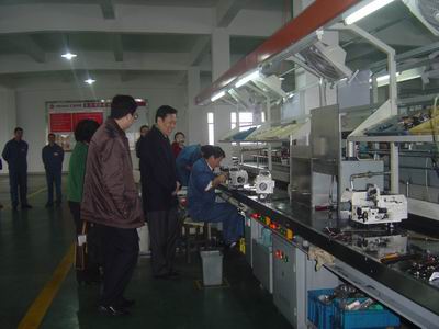 在教室里揉老师的胸动态图