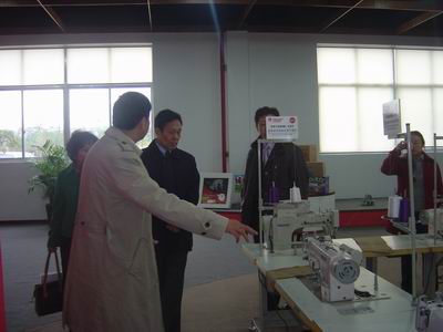 在教室里揉老师的胸动态图