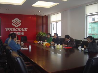 在教室里揉老师的胸动态图