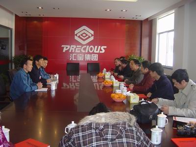 在教室里揉老师的胸动态图