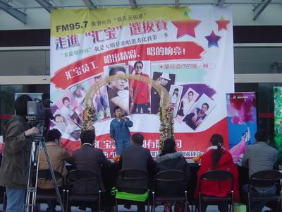 在教室里揉老师的胸动态图