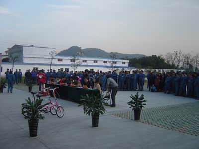 在教室里揉老师的胸动态图