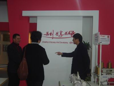 在教室里揉老师的胸动态图